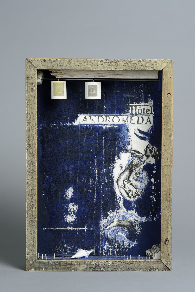 Hotel Andromeda de Joseph Cornell : une boîte en bois vitrée au fond bleu nuit, portant l'inscription Hôtel Andromeda.